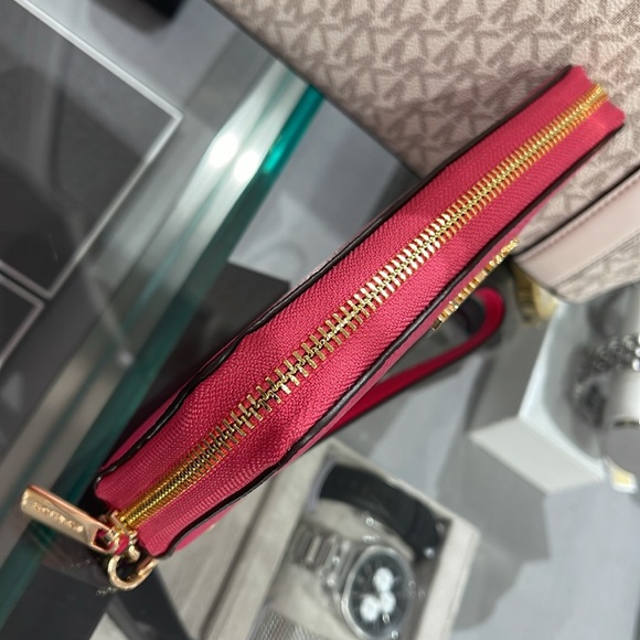 MICHAEL KORS LARGE FLAT MULTIFUNCTION PHONE CASE WALLET WRISTLET 
ELECTRIC PINK - Picture 5 of 16
